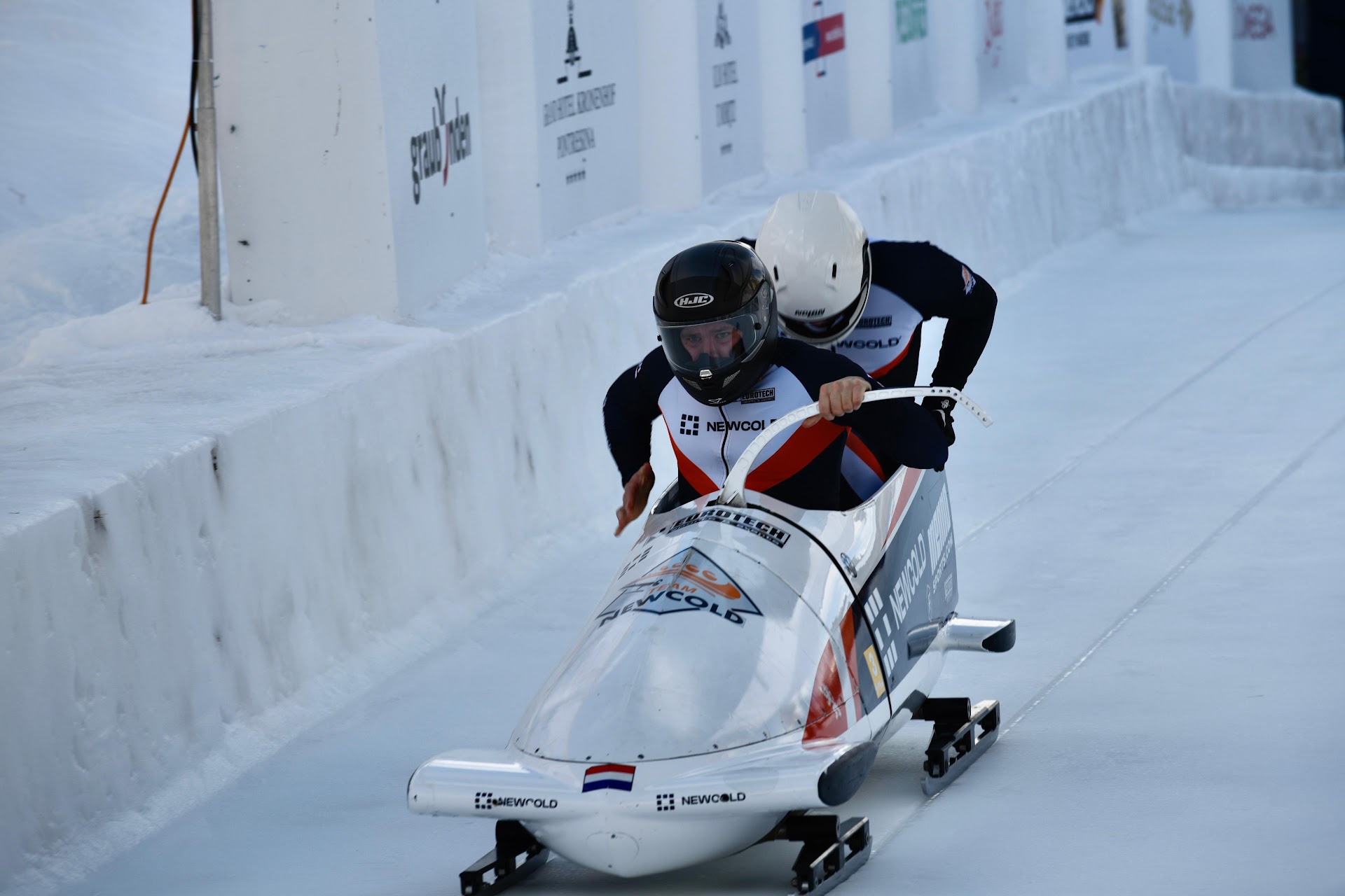 Tobias Janssens pushing a 2-man bobsleigh at the start